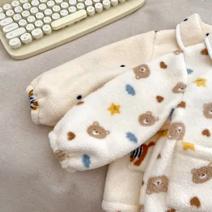 Detail van baby winter fleece vest met schattig berenpatroon en zachte textuur