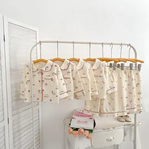 Detalle de pijamas para bebé niña con estampados de fresas y osos en algodón suave
