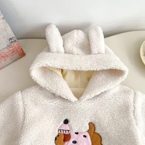 Dettaglio felpa invernale per neonati con ricamo a cucciolo e orecchie 3D in peluche