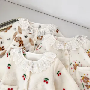 Detail van baby fleece vesten met kanten kragen en verschillende schattige dierenprints