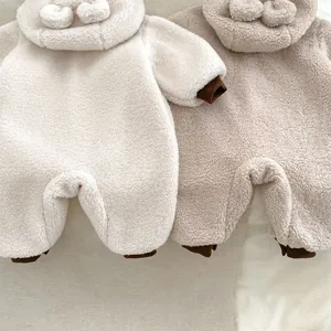 Detailansicht der flauschigen Baby-Winter-Strampler mit Kapuzenohren und warmen Bündchen