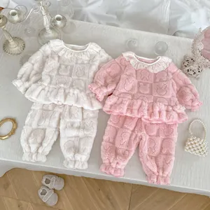 Détails de l'ensemble pyjama en polaire avec col en dentelle et motifs lapin