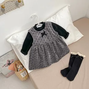Detail von Polka-Dot-Kleid für Mädchen mit Rollkragenpullover und Schleifensocken