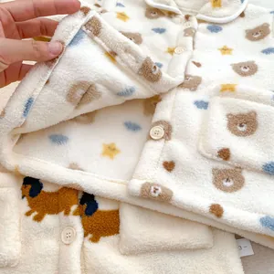 Detail van dikke pluche fleece stof voor winterpyjama's voor peuters met beertjes