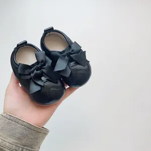 Vue détaillée de chaussures Mary Jane bébé noires avec nœud en satin et velcro