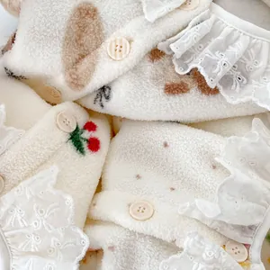Warme fleece babypyjama met kersenborduurwerk en een verfijnde kanten kraag