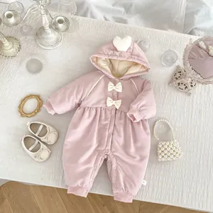 Rosa Baby-Strampler mit Kapuze, weißen Schleifen und Herzdetail für den Winter