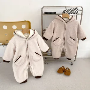 Winter-Baby-Fleece-Einteiler in Beige mit Kapuze, Kontrastbesatz und passenden Schuhen
