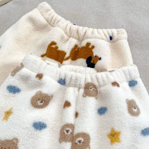 Detailopname van de elastische tailleband van dikke fleecebroek met dierenprints