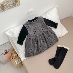 Detailansicht gepunktetes Weste-Kleid mit Rückknöpfen und Spitzen-Schleifen-Socken