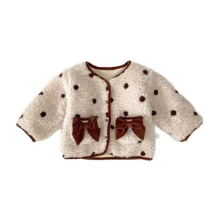 Giacca invernale neonata in pile bianco crema con pois caffè e tasche con fiocco in velluto