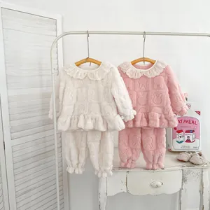 Détail de pyjamas pour enfants en polaire corail avec cols en dentelle et poignets doux