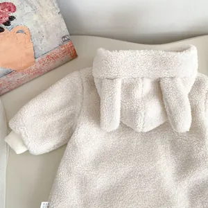 Dettaglio felpa con cappuccio beige in pile per bimbi con orecchie di coniglio e polsini