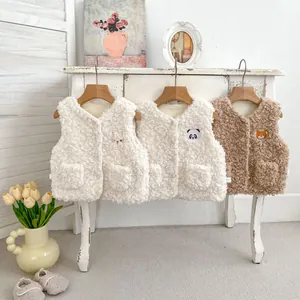Détail des gilets en laine d'agneau pelucheuse avec broderies d'animaux pour enfants