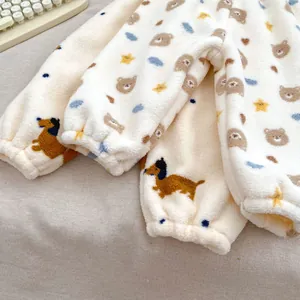 Detail van een winterse fleecebroek voor kinderen met leuke patronen en elastische boorden