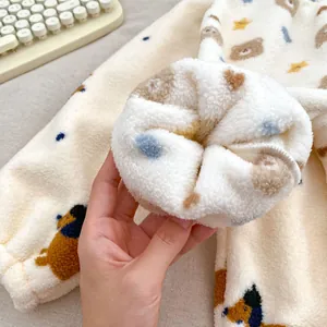 Detail van de dikke fleecevoering en beertjespatronen op de winterpyjamaset voor kids