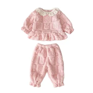 Pyjama en polaire rose pour bébés avec col en dentelle et motifs de lapins gaufrés