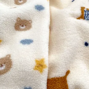 Winterse warme fleece pyjama voor peuters met schattige patronen van beren en sterren