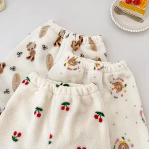 Detail van de pluche thermische babybroek met elastische taille en schattige prints
