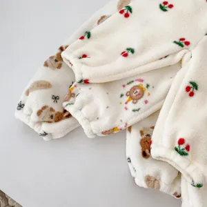 Detail van zachte fleece pyjama met schattige beer en kersenprints voor baby's en kids