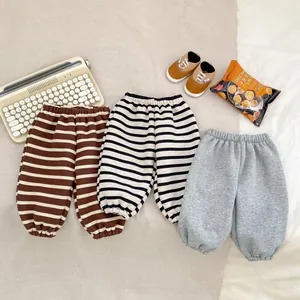 Vue détaillée de pantalons de jogging rayés en polaire pour bébés en trois couleurs