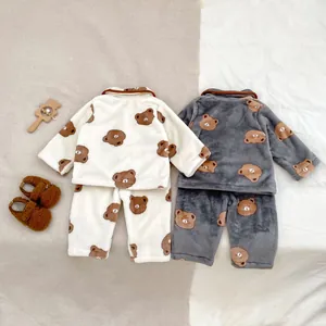 Détail de pyjamas en flanelle pour bébés avec motifs ours et texture polaire douce