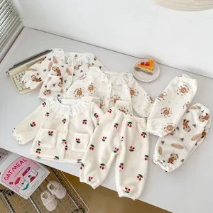 Winter fleece loungewear voor baby meisjes met kanten kraag en kers en beer prints