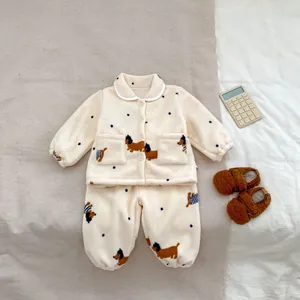Detail van dikke fleece pyjama voor kinderen met hondenprint en knoopsluiting op de top