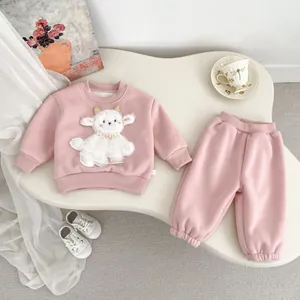Détail du sweat à capuche en polaire rose avec broderie mouton 3D et pantalon assorti