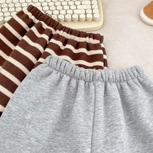 Détail de la taille élastique côtelée sur les pantalons d'hiver pour bébé rayés et gris