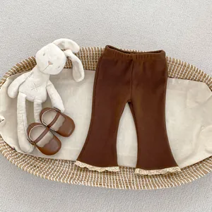 Dettaglio dei pantaloni in velluto a coste per neonati con pizzo e trama a coste