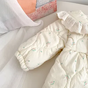 Details von geblümtem Baby-Stepp-Strampler mit Spitzenkragen und elastischen Bündchen