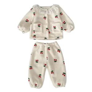 Winter fleece lounge-set voor baby-meisjes met kersenprint en kanten kraag details