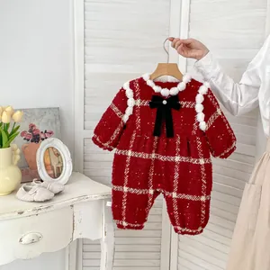 Détail de la barboteuse rouge à carreaux pour bébé avec tweed, nœuds velours et perles