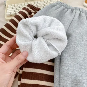 Détail de la doublure épaisse en laine d'agneau blanche d'un pantalon d'hiver enfant
