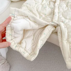 Baby Winter-Strampler mit Blumenmuster und warmem Fleece-Futter in Creme-Weiß