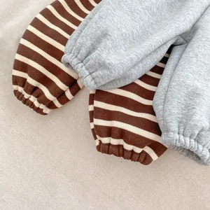 Détails de pantalons en polaire rayés et gris avec poignets élastiques et tissu doux