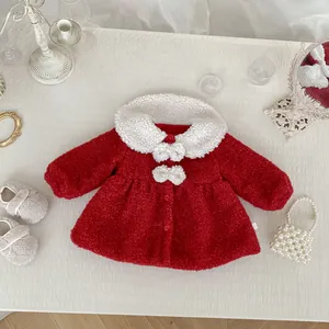 Détail du manteau en polaire rouge pour fille avec col en peluche et nœuds