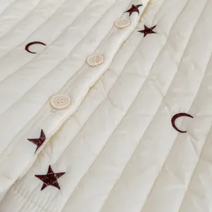 Gesteppte Baby-Winterjacke in Creme mit Stern-Stickerei und stilvollen Holzknöpfen