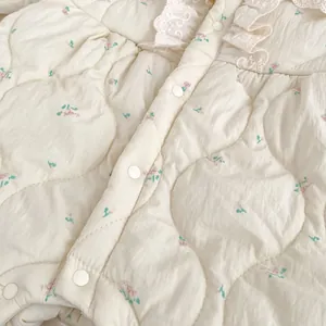 Gesteppter Baby-Strampler mit Blumenmuster, Spitzenkragen und Druckknopfverschluss
