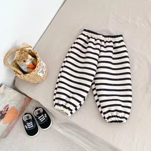 Détail d'un pantalon rayé pour tout-petit avec poignets élastiques et tricot doux