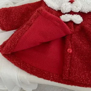 Détail du manteau en polaire rouge avec col en peluche chaud et doublure épaisse