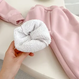 Détail de la doublure en polaire épaisse et tissu rose sur ensemble d'hiver