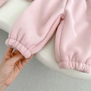 Détail du pantalon d'hiver en polaire rose avec poignets élastiques pour enfants