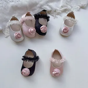 Dettagli scarpine da neonata in raso con rose di seta e eleganti volant in pizzo
