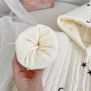 Dicke weiße Kapuzen-Steppjacke für Babys mit Stern-Mond-Stickerei und weichem Fleecefutter