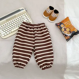 Détail du pantalon rayé épais pour tout-petit avec taille et chevilles élastiquées