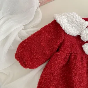 Détail de la veste polaire rouge avec col Peter Pan en sherpa blanc et texture douce