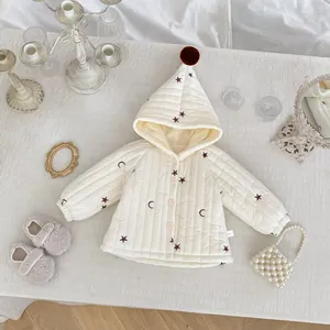 Detail der gesteppten Baby-Kapuzenjacke mit Sternen-Print und braunem Pompon