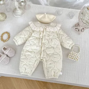 Flachbild von Baby-Winterstrampler mit Blumenmuster, Herzsteppung und Spitzenkragen